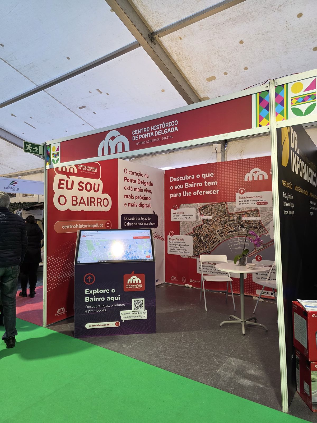Vista interior do stand do Bairro Comercial Digital na FICSA 2026