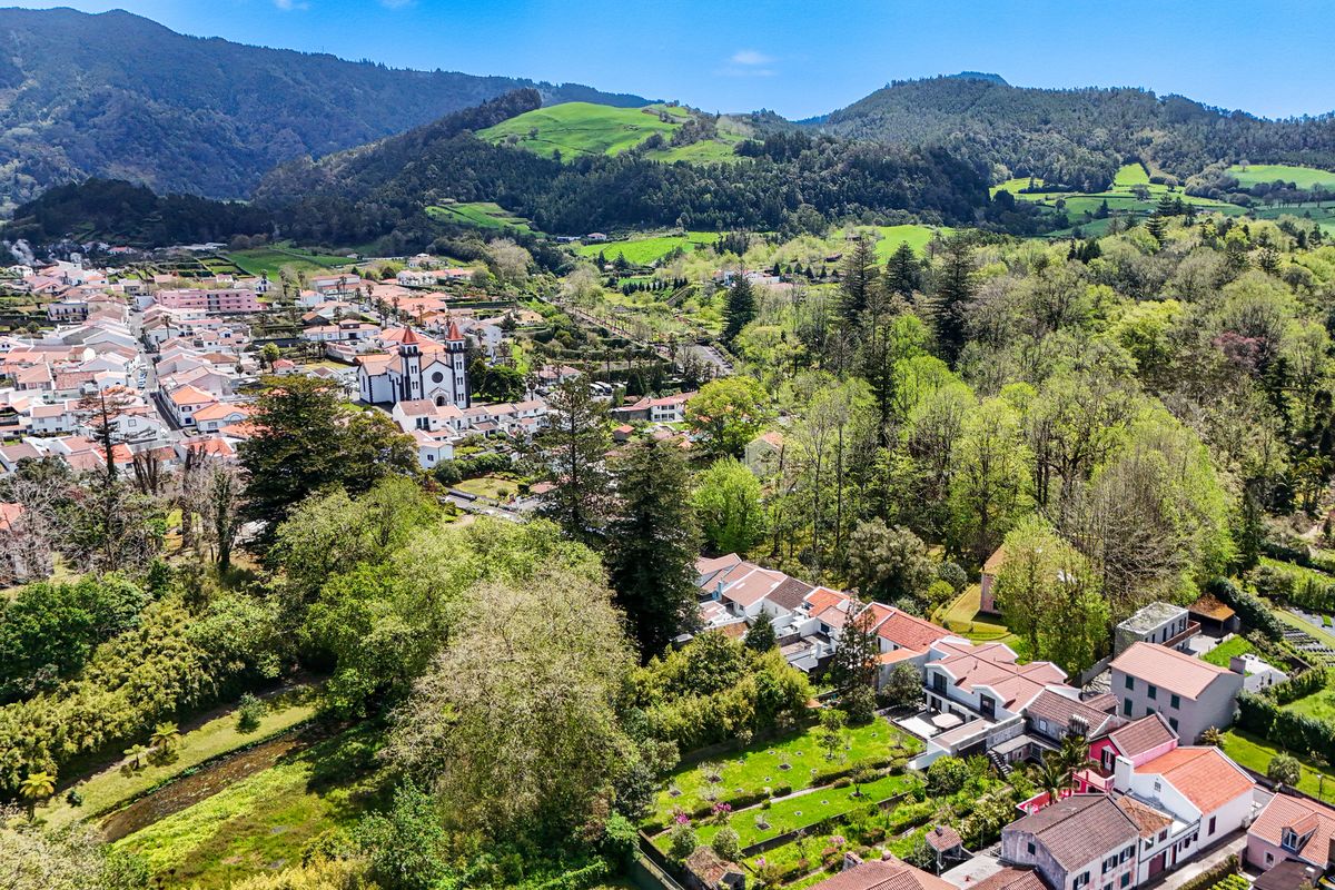 Interior da Casa da Bruma, alojamento contemporâneo nas Furnas, Açores
