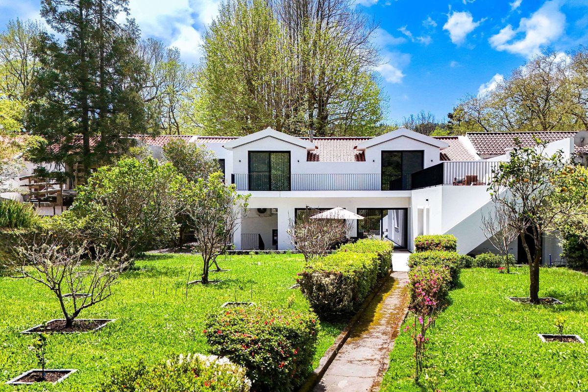 Casa da Bruma, fachada do alojamento contemporâneo no centro da Vila das Furnas, Açores