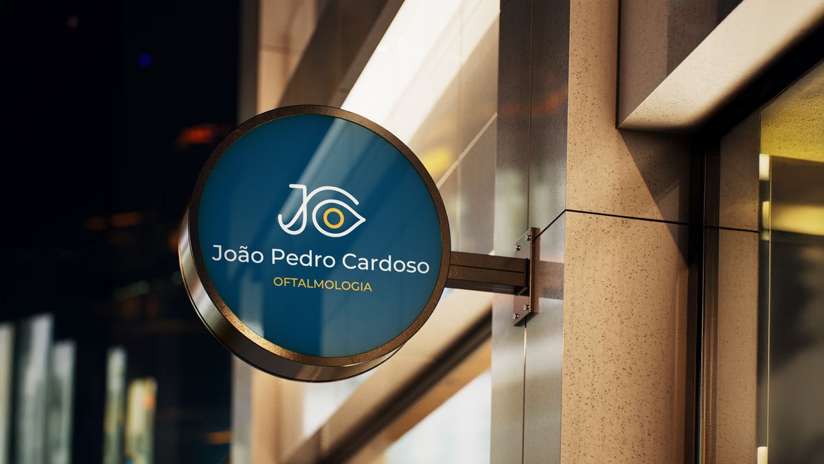Placa redonda de fachada do consultório do Dr. João Pedro Cardoso, em azul-noite